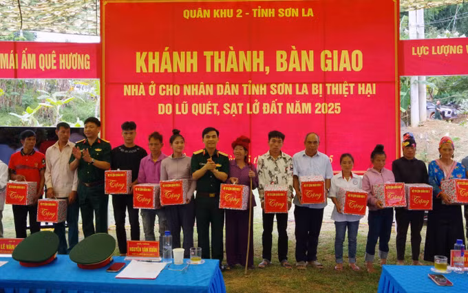 Tặng quà cho các gia đình có hoàn cảnh khó khăn trên địa bàn các xã bị thiệt hại, ảnh hưởng do thiên tai, mưa lũ, sạt lở đất. Ảnh: TTXVN phát