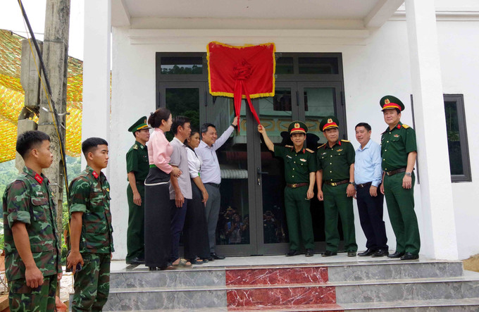 Các đại biểu thực hiện nghi lễ bàn giao nhà ở cho nhân dân. Ảnh: TTXVN phát Các đại biểu thực hiện nghi lễ bàn giao nhà ở cho nhân dân. Ảnh: TTXVN phát