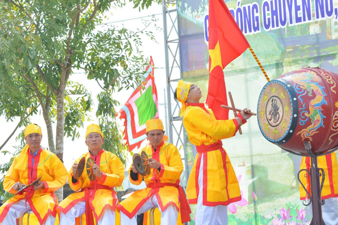 Đội trống tế Yên Thành (Nghệ An) thường có từ 5 - 10 nhạc cụ. Ảnh: TTXVN phát