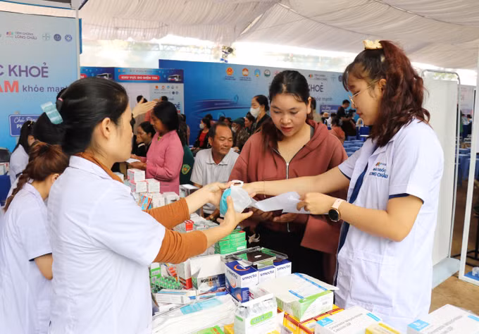 Cấp phát thuốc miễn phí và hướng dẫn người dân sử dụng thuốc đúng cách sau khi khám bệnh.