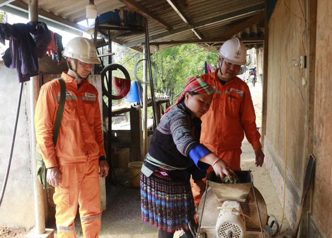 Có điện lưới quốc gia giúp các hộ dân vùng cao Mù Cang Chải đầu tư máy móc phục vụ sản xuất nông nghiệp. Có điện lưới quốc gia giúp các hộ dân vùng cao Mù Cang Chải đầu tư máy móc phục vụ sản xuất nông nghiệp.