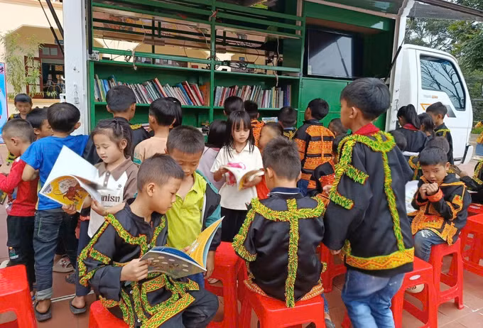 Thư viện tỉnh Lạng Sơn phục vụ xe Thư viện lưu động tại Trường Phổ thông Dân tộc Bán trú Tiểu học - Trung học cơ sở Công Sơn, xã Công Sơn. Ảnh: TTXVN phát