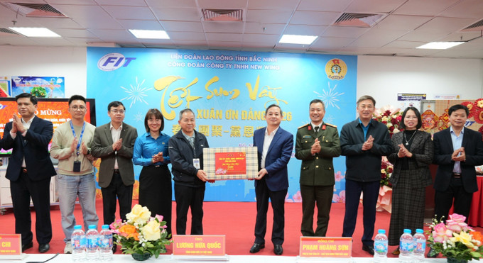 Chủ tịch UBND tỉnh Bắc Ninh Phạm Hoàng Sơn tặng quà Tết cho lãnh đạo Công ty TNHH New Wing. Ảnh: Đồng Thúy/TTXVN