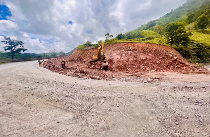 Dự án sửa chữa Quốc lộ 15D nhằm khắc phục tình trang mất an toàn giao thông có độ dốc lớn, bán kính đường cong nằm nhỏ, khuất tầm nhìn, mặt đường hẹp.