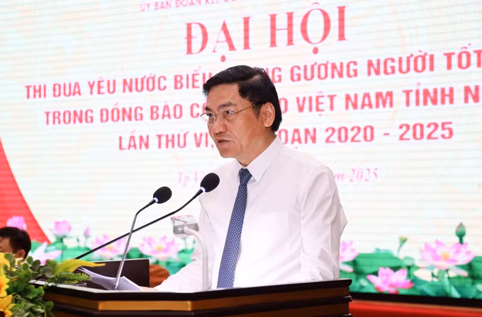 Ông Hoàng Nghĩa Hiếu, Phó Bí thư thường trực tỉnh ủy Nghệ An, phát biểu tại Đại hội.