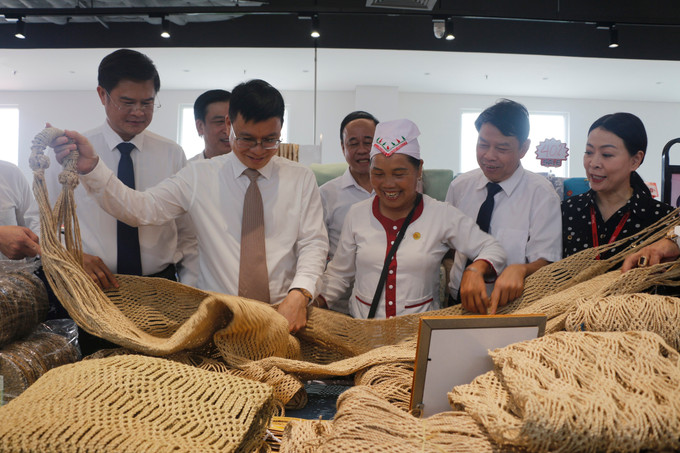 Giới thiệu sản phẩm võng gai truyền thống của Tổ hợp tác sản xuất võng gai Giai Xuân (Tân Kỳ, Nghệ An). Giới thiệu sản phẩm võng gai truyền thống của Tổ hợp tác sản xuất võng gai Giai Xuân (Tân Kỳ, Nghệ An).