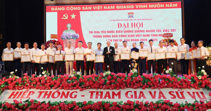 Linh mục Trần Xuân Mạnh, Chủ tịch Trung ương Ủy ban Đoàn kết Công giáo Việt Nam, trao tặng Kỷ niệm chương đến các cá nhân. Linh mục Trần Xuân Mạnh, Chủ tịch Trung ương Ủy ban Đoàn kết Công giáo Việt Nam, trao tặng Kỷ niệm chương đến các cá nhân.