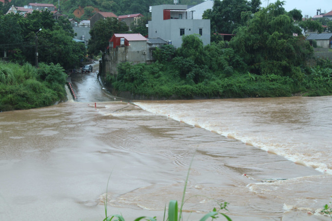 Ngầm Thác Trà, phường Tam Thanh, Lạng Sơn qua sông Kỳ Cùng bị ngập khi nước sông dâng cao. Ảnh: Quang Duy/TTXVN Ngầm Thác Trà, phường Tam Thanh, Lạng Sơn qua sông Kỳ Cùng bị ngập khi nước sông dâng cao. Ảnh: Quang Duy/TTXVN