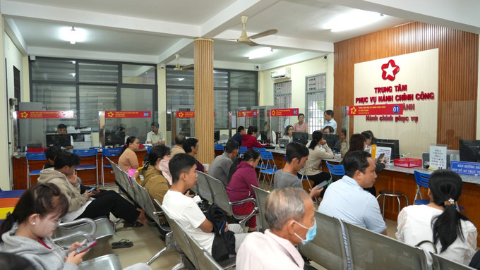 Người dân chưa quen với việc nộp hồ sơ trực tuyến, đến giải quyết thủ tục hành chính tại Trung tâm phục vụ hành chính công xã Châu Thành, tỉnh Tây Ninh. Người dân chưa quen với việc nộp hồ sơ trực tuyến, đến giải quyết thủ tục hành chính tại Trung tâm phục vụ hành chính công xã Châu Thành, tỉnh Tây Ninh.