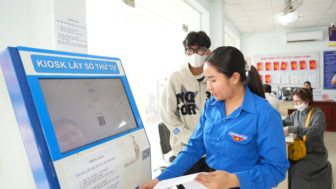 Đoàn viên Thanh niên phường Long Hoa, tỉnh Tây Ninh, hỗ trợ người dân đến thực hiện thủ tục đất đai tại UBDN phường. Đoàn viên Thanh niên phường Long Hoa, tỉnh Tây Ninh, hỗ trợ người dân đến thực hiện thủ tục đất đai tại UBDN phường.