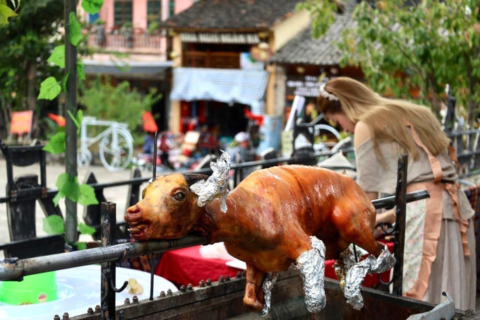 Bò vàng Cao nguyên đá nướng - điểm nhấn đặc sắc thu hút sự chú ý của du khách tại Hội thi “Tinh hoa ẩm thực - Hương vị của đá” tại xã Đồng Văn, tỉnh Tuyên Quang. Ảnh: TTXVN phát