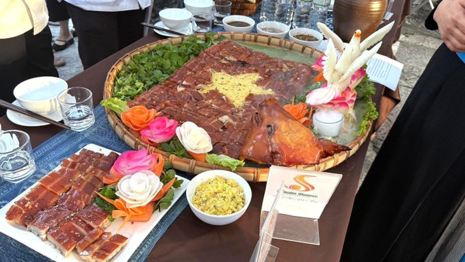 Các món ăn truyền thống dân tộc Mông được bày trí ấn tượng, tạo điểm nhấn cho không gian ẩm thực vùng cao. Ảnh: TTXVN phát