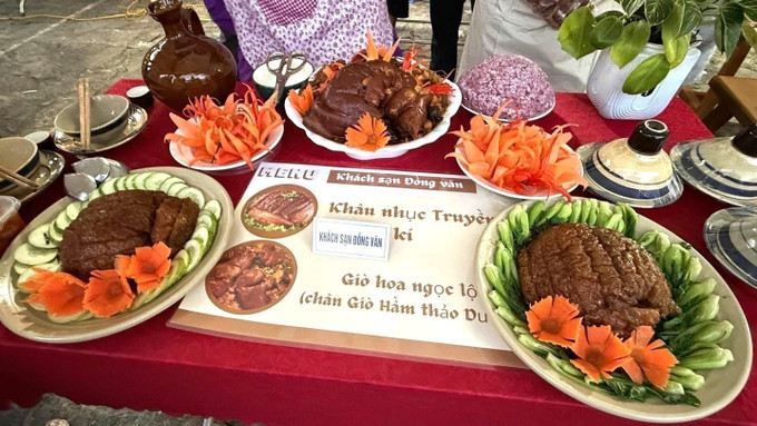 Món khâu nhục và chân giò hầm thảo dược - đặc sản của Cao nguyên đá Đồng Văn được chuẩn bị cầu kỳ, trình bày đẹp mắt tại hội thi “Tinh hoa ẩm thực - Hương vị của đá”. Ảnh: TTXVN phát