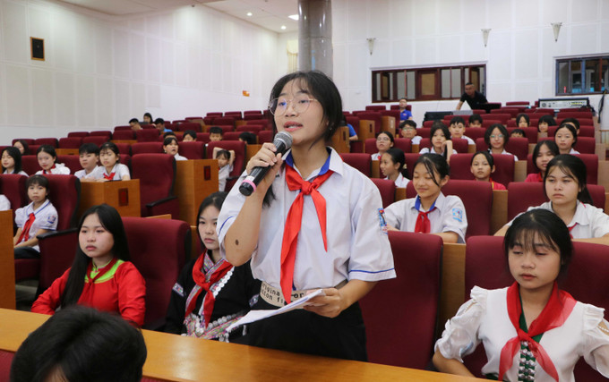 Đại biểu Nguyễn Ánh Hằng, lớp 8A1, Trường THCS Mường Than (huyện Than Uyên) đặt câu hỏi tại hội nghị. Đại biểu Nguyễn Ánh Hằng, lớp 8A1, Trường THCS Mường Than (huyện Than Uyên) đặt câu hỏi tại hội nghị.