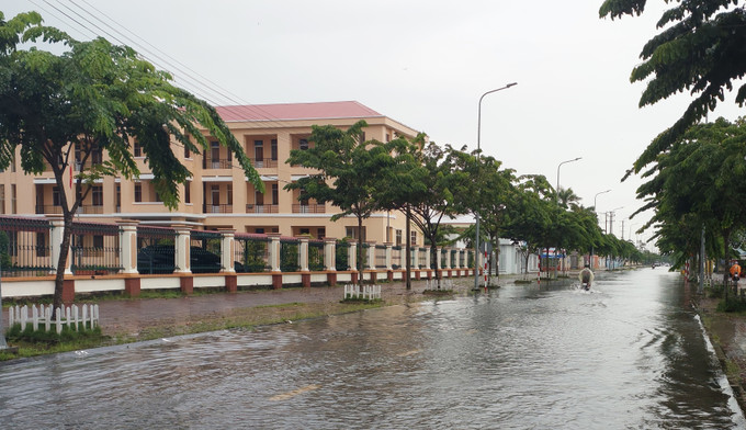 Đường Hòa Bình nối dài bị ngập sâu nên người dân phải lựa chọn những tuyến đường vòng ít ngập hơn để di chuyển, chiều 12/9. Ảnh: Tuấn Kiệt/TTXVN ca-mau-16925.jpg
