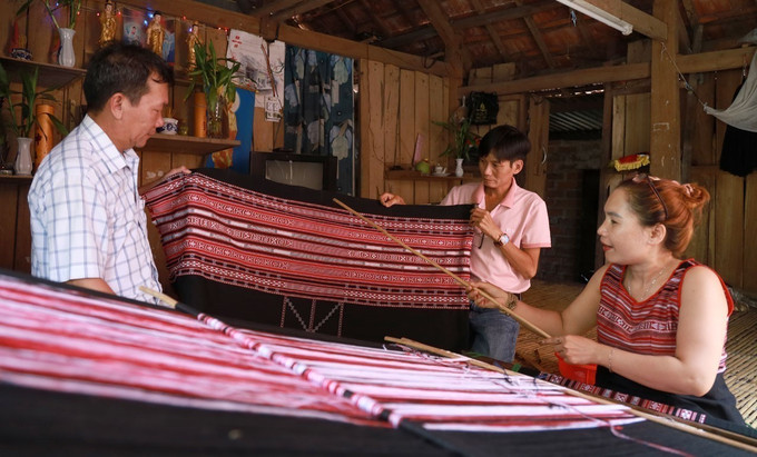 Nghệ nhân dệt thổ cẩm ở Xí Thoại giới thiệu cho du khách về hoa văn thổ cẩm. Nghệ nhân dệt thổ cẩm ở Xí Thoại giới thiệu cho du khách về hoa văn thổ cẩm.