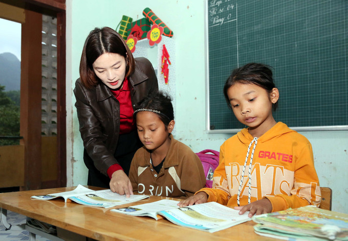 Cô giáo trường Tiểu học và Trung học cơ sở Thượng Hóa, xã Kim Phú (Quảng Trị) ân cần, chỉ dạy các em học sinh.