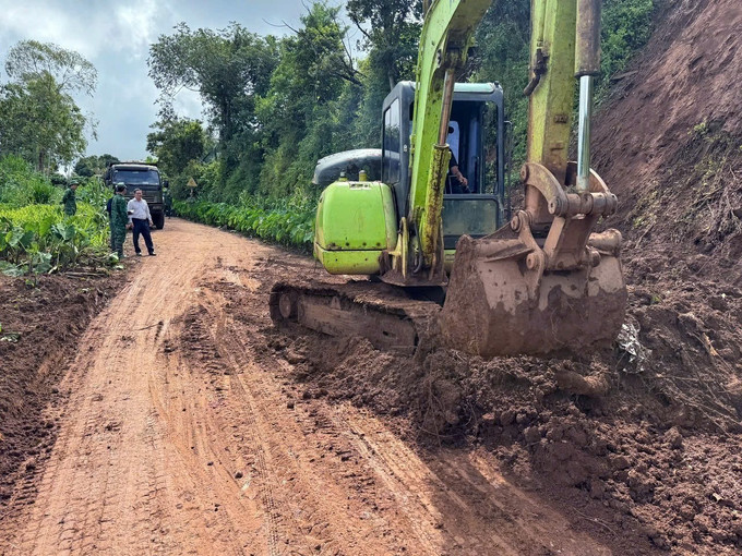Thu dọn đất đá bị sạt lở xuống tuyến đường huyết mạch tại thôn Thuận Nam, xã Thuận An, tỉnh Lâm Đồng. Ảnh: TTXVN phát Thu dọn đất đá bị sạt lở xuống tuyến đường huyết mạch tại thôn Thuận Nam, xã Thuận An, tỉnh Lâm Đồng. Ảnh: TTXVN phát