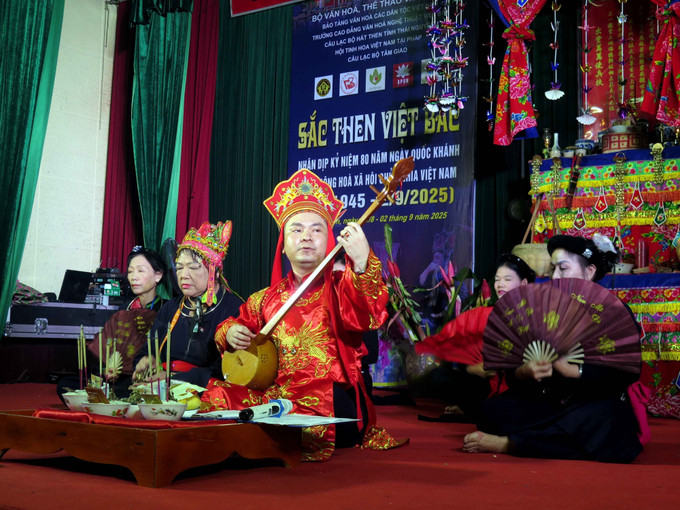 Nghệ nhân Ma Đình Ngọc, thành viên Câu lạc bộ hát then tỉnh Thái Nguyên trình diễn nghi lễ “Loan én ngộ căn” then nghi lễ dân tộc Tày tỉnh Thái Nguyên. Nghệ nhân Ma Đình Ngọc, thành viên Câu lạc bộ hát then tỉnh Thái Nguyên trình diễn nghi lễ “Loan én ngộ căn” then nghi lễ dân tộc Tày tỉnh Thái Nguyên.