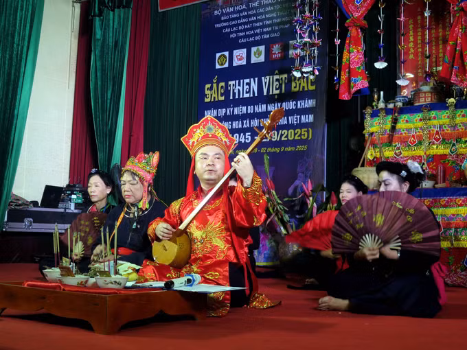 Nghệ nhân Ma Đình Ngọc, thành viên Câu lạc bộ hát then tỉnh Thái Nguyên trình diễn nghi lễ “Loan én ngộ căn” then nghi lễ dân tộc Tày tỉnh Thái Nguyên.
