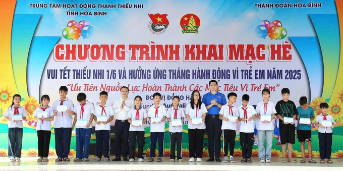 Ban tổ chức Chương trình và lãnh đạo UBND thành phố Hòa Bình tặng quà cho thiếu nhi có hoàn cảnh khó khăn vươn lên trong học tập. Ban tổ chức Chương trình và lãnh đạo UBND thành phố Hòa Bình tặng quà cho thiếu nhi có hoàn cảnh khó khăn vươn lên trong học tập.