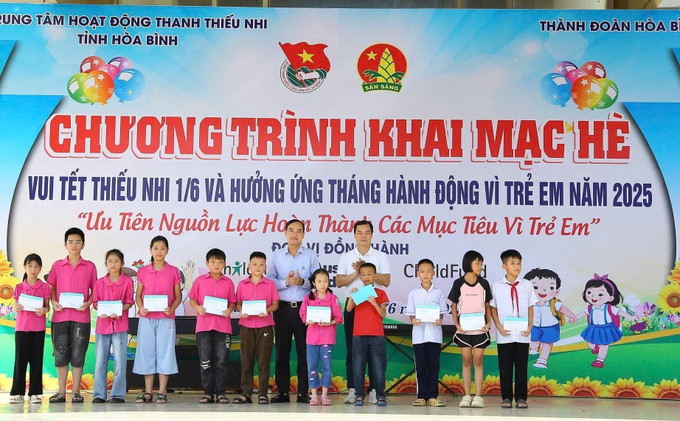 Ban tổ chức Chương trình cùng lãnh đạo UBND thành phố Hòa Bình tặng quà cho thiếu nhi có hoàn cảnh khó khăn vươn lên trong học tập. Ban tổ chức Chương trình cùng lãnh đạo UBND thành phố Hòa Bình tặng quà cho thiếu nhi có hoàn cảnh khó khăn vươn lên trong học tập.