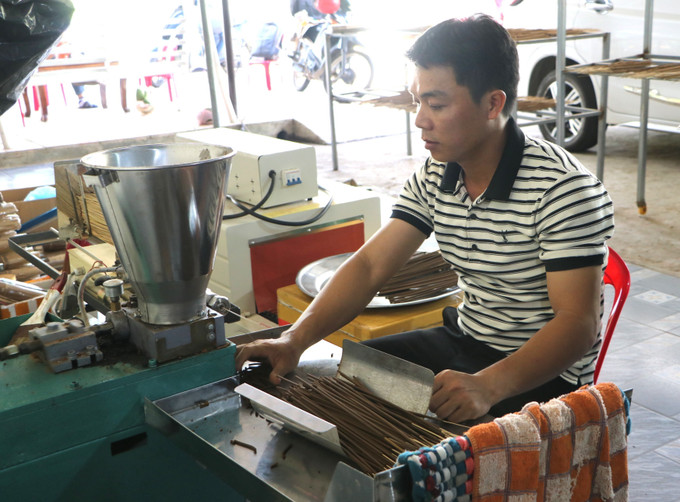 Anh Ngô Thanh Được, Giám đốc Hợp tác xã thảo dược Quảng Ngãi (xã Sơn Hạ) sản xuất hương trầm từ bột cây dó bầu. Anh Ngô Thanh Được, Giám đốc Hợp tác xã thảo dược Quảng Ngãi (xã Sơn Hạ) sản xuất hương trầm từ bột cây dó bầu.