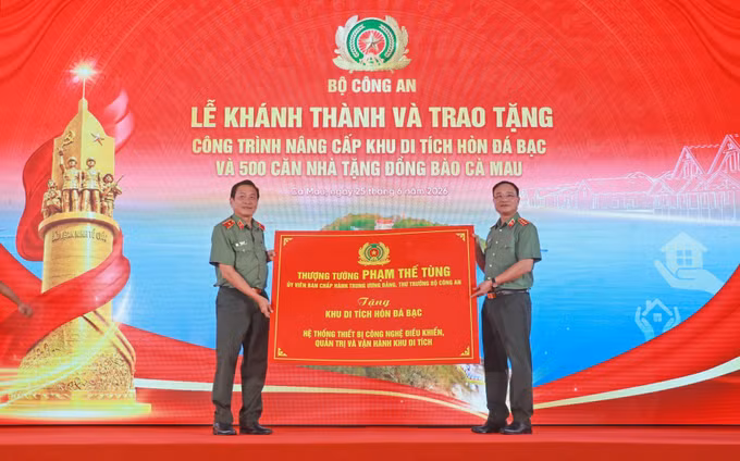 Thượng tướng Phạm Thế Tùng, Thứ trưởng Bộ Công an trao thiết bị công nghệ điều khiển, quản trị và vận hành Khu di tích Hòn Đá Bạc cho Công an tỉnh Cà Mau. Ảnh: Huỳnh Anh/TTXVN