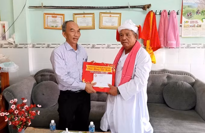 Phó Chủ tịch Ủy ban MTTQ Việt Nam tỉnh Nguyễn Phú Nghĩ trao tặng quà cho các chức sắc, sư cả đồng bào Chăm.