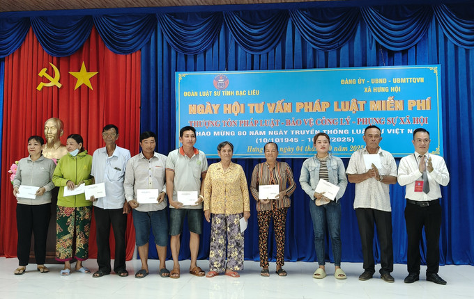 Đoàn Luật sư tỉnh Bạc Liêu (cũ) trao tặng 50 suất quà cho các hộ gia đình chính sách, hộ dân có hoàn cảnh khó khăn trên địa bàn xã Hưng Hội. Đoàn Luật sư tỉnh Bạc Liêu (cũ) trao tặng 50 suất quà cho các hộ gia đình chính sách, hộ dân có hoàn cảnh khó khăn trên địa bàn xã Hưng Hội.