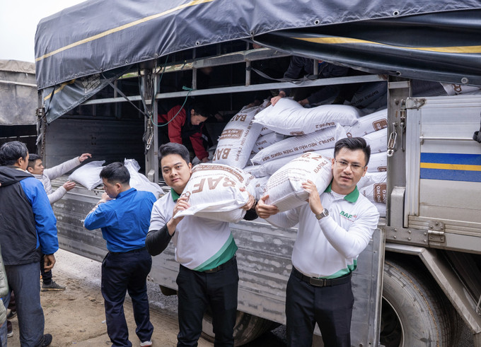 Ban Tổ chức trao tặng 15 tấn thức ăn chăn nuôi cho Nhân dân xã Trường Hà.