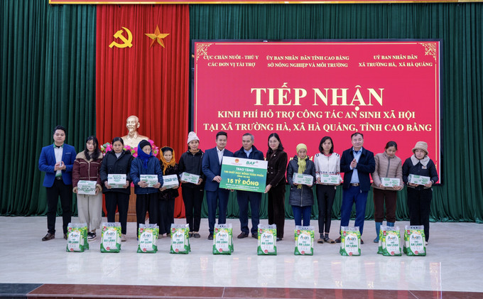 Ban Tổ chức trao tặng 22 căn nhà tình nghĩa cho Nhân dân xã Trường Hà.