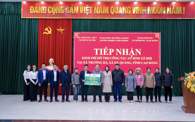Ban Tổ chức trao tặng 150 suất học bổng cho học sinh có hoàn cảnh khó khăn.