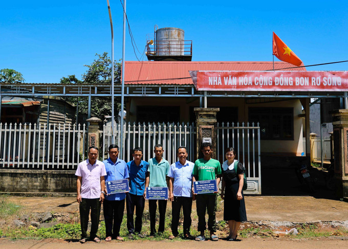 Ban Quản lý Vườn Quốc gia Tà Đùng trao tặng biểu trưng các công trình, dự án hỗ trợ vùng đệm của đơn vị. Ảnh: TTXVN phát Ban Quản lý Vườn Quốc gia Tà Đùng trao tặng biểu trưng các công trình, dự án hỗ trợ vùng đệm của đơn vị. Ảnh: TTXVN phát