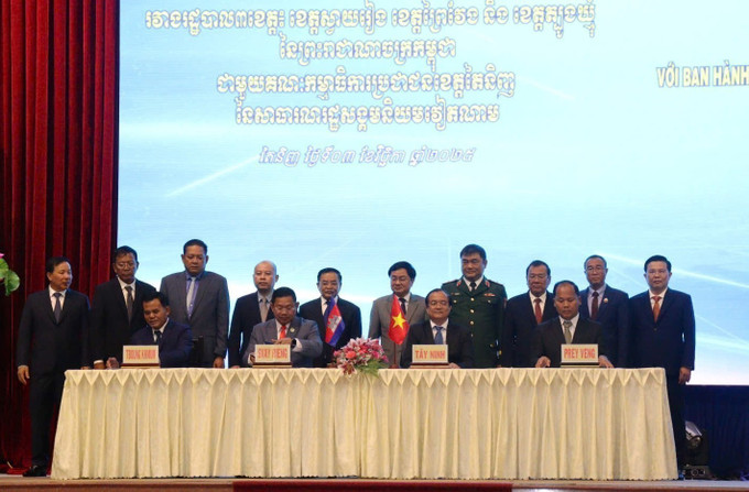 Lãnh đạo các tỉnh ký biên bản thỏa thuận tạo thuận lợi vận chuyển hàng hóa qua lại biên giới giữa Tây Ninh và ba tỉnh Campuchia.