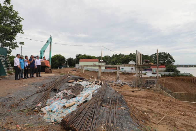 Cán bộ, kỹ sư giám sát chất lượng thi công Trạm bơm Hoằng Khánh (Thanh Hóa). Ảnh: Hoa Mai/TTXVN thanh-hoa-241025.jpg