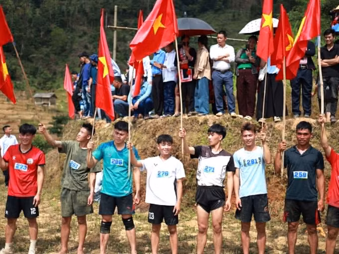 Đội hình cổ vũ tiếp thêm khí thế cho các vận động viên tranh tài. Ảnh: TTXVN phát