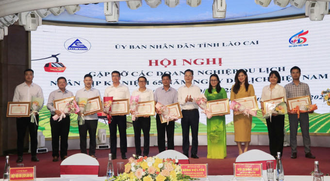 Phó Chủ tịch UBND tỉnh Lào Cai Nguyễn Thành Sinh tặng Bằng khen cho các tập thể. Phó Chủ tịch UBND tỉnh Lào Cai Nguyễn Thành Sinh tặng Bằng khen cho các tập thể.