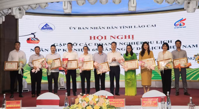 Phó Chủ tịch UBND tỉnh Lào Cai Nguyễn Thành Sinh tặng Bằng khen cho các tập thể.
