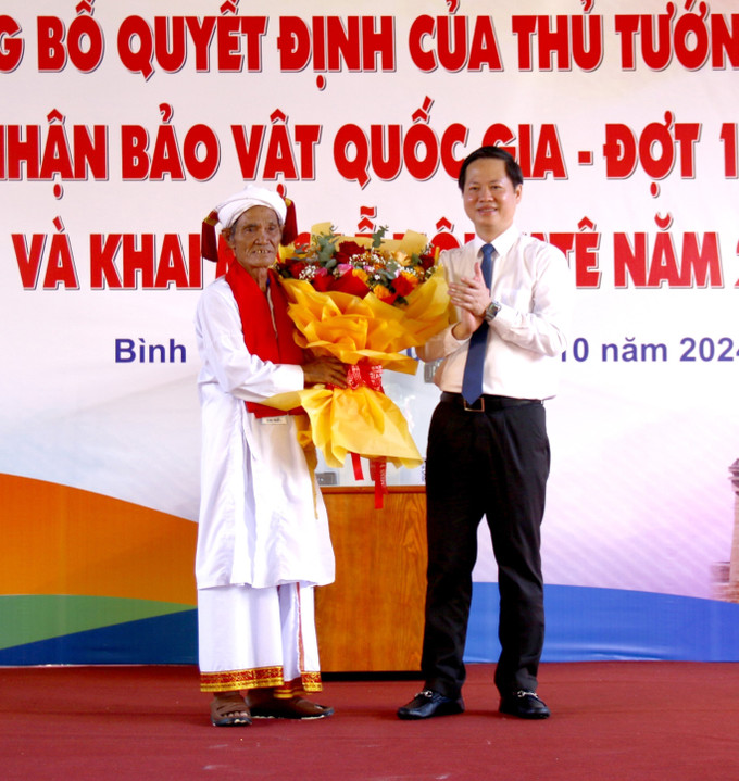 Sư cả Thường Xuân Hữu, Chủ tịch Hội đồng chức sắc Bàlamôn giáo tỉnh Lâm Đồng, dự lễ công bố Quyết định của Thủ tướng Chính phủ về việc công nhận bảo vật quốc gia đối với Linga vàng Bình Thuận.