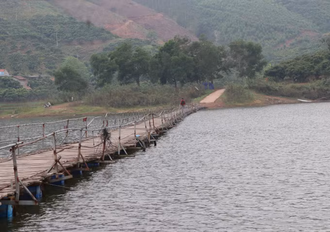 Học sinh tại thôn Đấp và Đồng Mậm xã Sơn Hải hàng ngày đi học qua chiếc cầu phao tạm bợ.