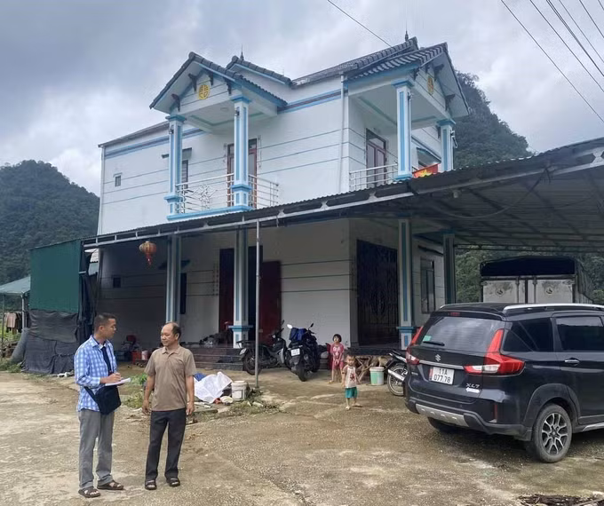 Ông Phùng Văn Chì trước căn nhà được xây dựng khang trang từ thu nhập có được do phát triển kinh tế nông nghiệp.