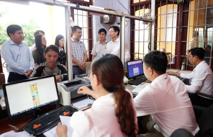 Đoàn công tác của tỉnh Đắk Lắk kiểm tra công tác vận hành thử nghiệm mô hình hoạt động chính quyền địa phương cấp xã (mới) tại xã Phú Xuân. Ảnh: Hoài Thu/TTXVN dak-lak-29825.jpg