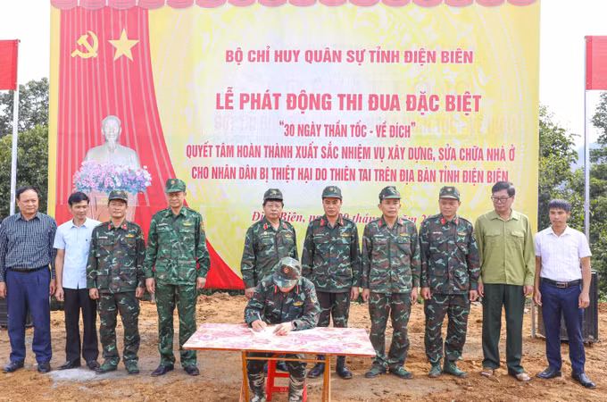 Các lực lượng ký giao ước thi đua thực hiện chiến dịch.