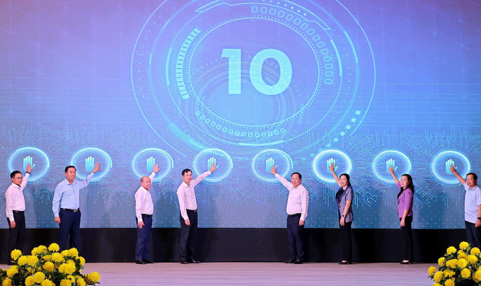 Các đại biểu bấm nút phát động phong trào “Bình dân học vụ số”. Các đại biểu bấm nút phát động phong trào “Bình dân học vụ số”.