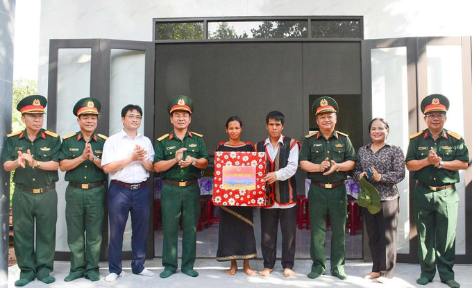 Lãnh đạo Binh đoàn 15 tặng quà cho gia đình khó khăn được hỗ trợ trong chương trình xóa nhà tạm, dột nát tại khu vực biên giới Gia Lai. Lãnh đạo Binh đoàn 15 tặng quà cho gia đình khó khăn được hỗ trợ trong chương trình xóa nhà tạm, dột nát tại khu vực biên giới Gia Lai.