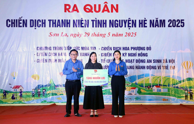Lãnh đạo Tỉnh đoàn Sơn La trao biểu trưng nguồn lực hỗ trợ Trung tâm Bảo trợ xã hội tỉnh Sơn La. Lãnh đạo Tỉnh đoàn Sơn La trao biểu trưng nguồn lực hỗ trợ Trung tâm Bảo trợ xã hội tỉnh Sơn La.