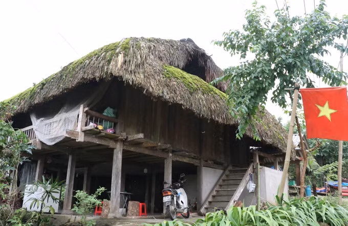 Những ngôi nhà với mái rêu phong xanh nơi núi rừng vùng biên giới Thanh Thủy (Tuyên Quang).
