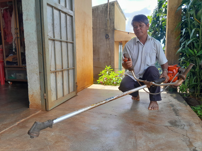 Ông Điểu Lý tại khu dư cư Đắk Á (xã Bù Gia Mập, tỉnh Đồng Nai) kiểm tra nông cụ được chính quyền địa phương cấp làm công cụ sinh kế. Ông Điểu Lý tại khu dư cư Đắk Á (xã Bù Gia Mập, tỉnh Đồng Nai) kiểm tra nông cụ được chính quyền địa phương cấp làm công cụ sinh kế.