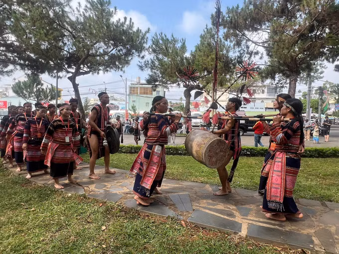 Các câu lạc bộ, đội cồng chiêng buôn làng tham gia lễ hội văn hóa các dân tộc thiểu số tại tỉnh Gia Lai.